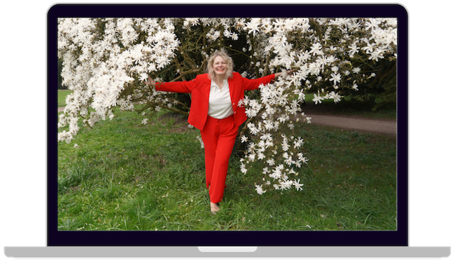 automatisiertes Onlinebusiness starten mit Jyotima Flak_computer Kopie Desktop zeigt Jyotima flak im rotem Anzug in einem Blütenmeer, sie hilft coaches und therapeuten ein automatisiertes onlinebusiness mit Onlinekursen und passivem einkommen aufzubauen