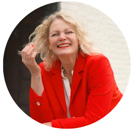 automatisiertes Onlinebusiness starten mit Jyotima Flak_rund wind Jyotima flak lacht freundlich in die kamera, sie hilft coaches und therapeuten ein automatisiertes onlinebusiness mit Onlinekursen und passivem einkommen aufzubauen